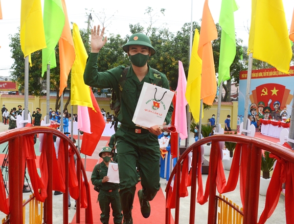 Phản ánh kịp thời công tác giao nhận quân, phòng chống dịch của các đơn vị, địa phương